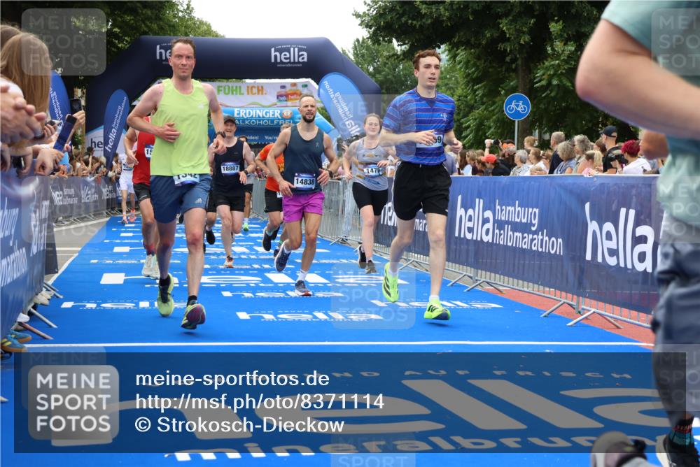 29.06.2025 - hella hamburg halbmarathon Strokosch-Dieckow http://msf.ph/oto/8371114 29.06.2025 10:49:25 Ziel 1342, 1476, 2592, 2596, 2878, 4183, 4185, 8437, 8689, 8813, 10189, 11339, 11340, 11779, 11819, 12094, 12670, 13233, 13269, 14526, 14838, 15422, 15784, 15857, 15894, 15966, 16114, 16592, 16891, 18476, 18887, 18960 meine-sportfotos.de