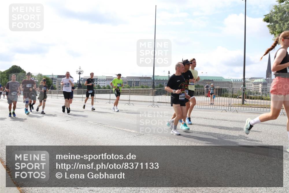 29.06.2025 - hella hamburg halbmarathon Lena Gebhardt http://msf.ph/oto/8371133 29.06.2025 10:14:52 Lombardsbrücke 5981, 11643, 18176, 50, 1071, 1296, 1379, 1406, 1575, 1728, 1745, 2046, 2140, 2281, 2494, 2601, 2690, 2990, 3020, 3025, 3154, 3454, 3507, 3509, 3513, 3691, 3756, 3834, 3844, 4495, 4641, 5191, 5608, 5670, 5800, 5981, 6028, 6083, 6181, 6248, 6366, 6935, 7195, 7439, 7802, 7881, 8055, 8147, 8237, 8239, 8275, 8522, 8563, 8609, 8755, 8854, 9113, 9173, 9556, 9663, 9709, 9911, 9975, 10224, 10391, 10589, 10610, 10717, 10963, 11271, 11598, 12467 meine-sportfotos.de