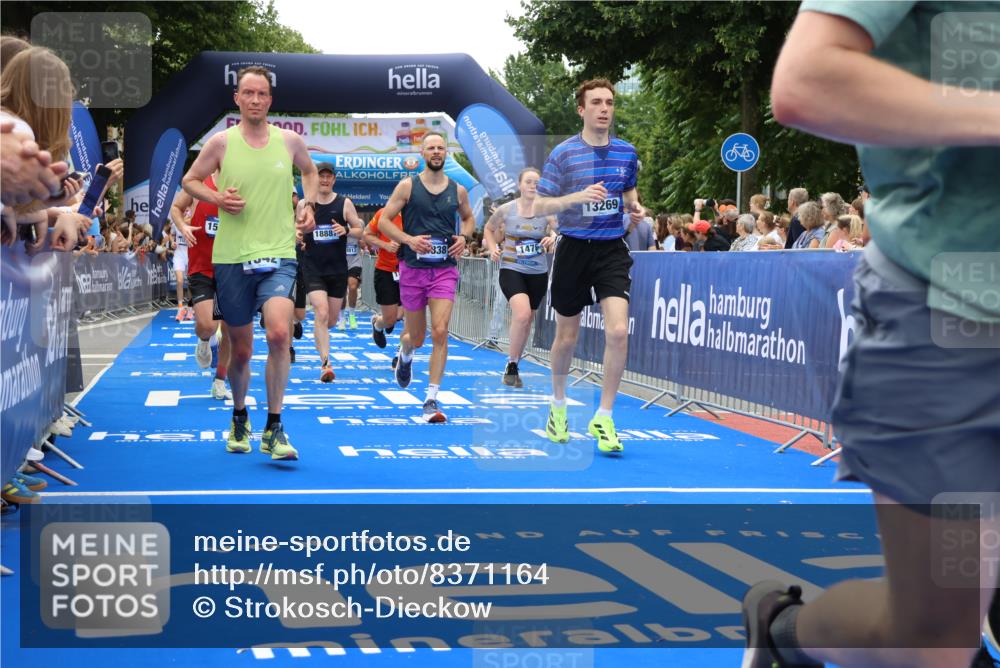 29.06.2025 - hella hamburg halbmarathon Strokosch-Dieckow http://msf.ph/oto/8371164 29.06.2025 10:49:25 Ziel 1342, 1476, 2592, 2596, 2878, 4183, 4185, 8437, 8689, 8813, 10189, 11339, 11340, 11779, 11819, 12094, 12670, 13233, 13269, 14526, 14838, 15422, 15784, 15857, 15894, 15966, 16114, 16592, 16891, 18476, 18887, 18960 meine-sportfotos.de