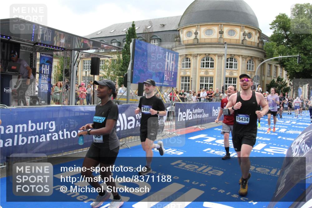 29.06.2025 - hella hamburg halbmarathon Michael Strokosch http://msf.ph/oto/8371188 29.06.2025 10:58:26 Ziel 1595, 4550, 4708, 4767, 5347, 6138, 6147, 7476, 9485, 11645, 11808, 14355, 15434, 16531, 17415, 18266, 18891 meine-sportfotos.de