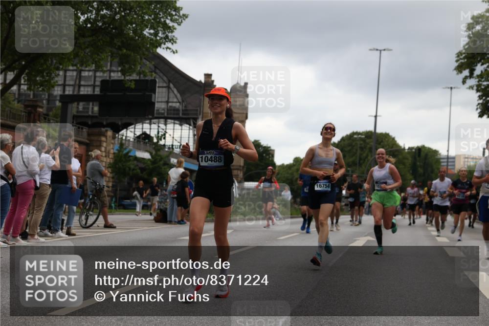 29.06.2025 - hella hamburg halbmarathon Yannick Fuchs http://msf.ph/oto/8371224 29.06.2025 10:53:42 20KM 2780, 3114, 3169, 4238, 4379, 4796, 4986, 6327, 6470, 7824, 8030, 8326, 8481, 8807, 9741, 9985, 10488, 10587, 11018, 11114, 11158, 11159, 11250, 11757, 12406, 12736, 12779, 13036, 13706, 14471, 14928, 15083, 15525, 15785, 15914, 16227, 16530, 16754, 16915, 17176, 17304, 17860, 18377, 18485, 18855, 19178 meine-sportfotos.de