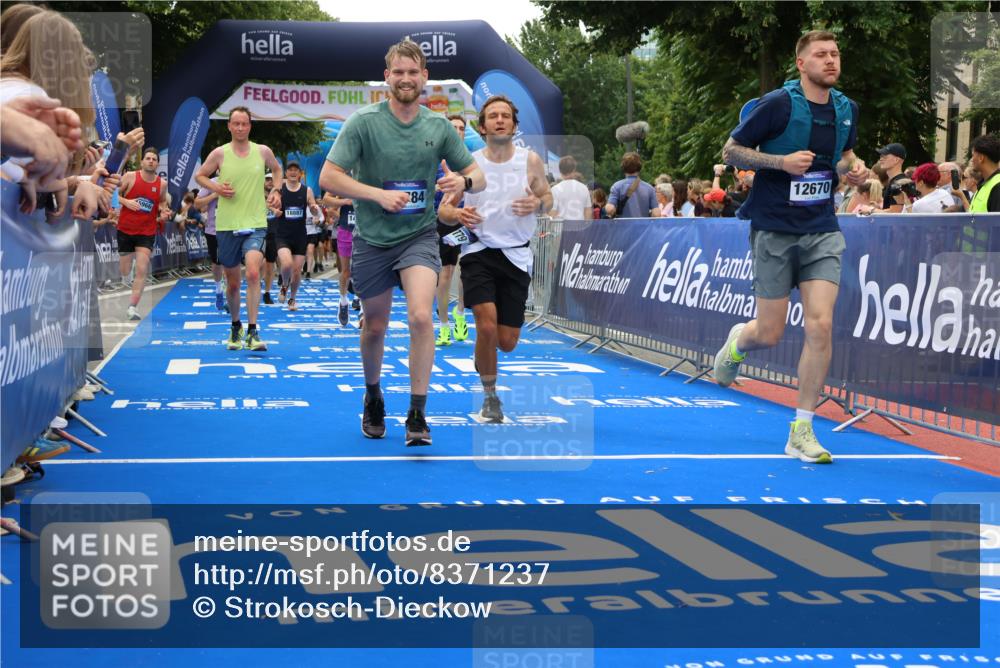 29.06.2025 - hella hamburg halbmarathon Strokosch-Dieckow http://msf.ph/oto/8371237 29.06.2025 10:49:23 Ziel 1342, 1476, 2878, 4183, 4185, 6158, 8437, 8689, 8813, 10053, 10189, 11339, 11779, 11819, 12094, 12670, 13269, 14526, 14838, 15422, 15784, 15894, 15966, 16891, 18476, 18887, 18960 meine-sportfotos.de