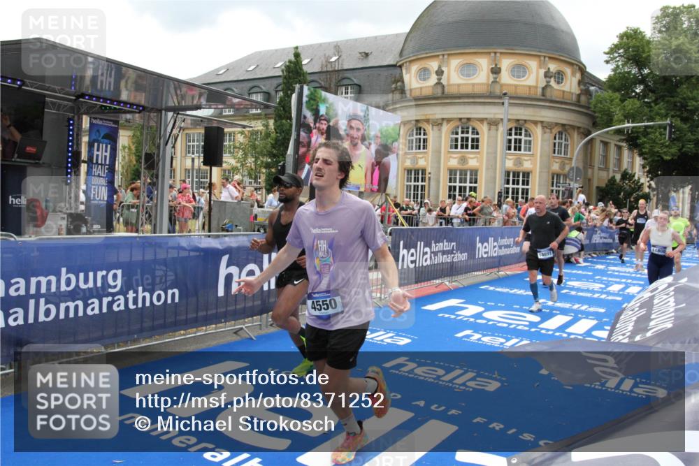 29.06.2025 - hella hamburg halbmarathon Michael Strokosch http://msf.ph/oto/8371252 29.06.2025 10:58:29 Ziel 4550, 4767, 5347, 6138, 7476, 9485, 11808, 14355, 15434, 16531, 17415, 18266, 18891, 19166 meine-sportfotos.de
