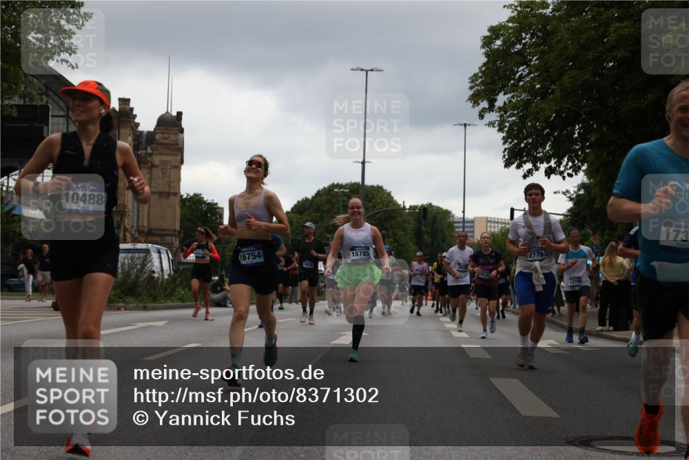 29.06.2025 - hella hamburg halbmarathon Yannick Fuchs http://msf.ph/oto/8371302 29.06.2025 10:53:42 20KM 2780, 3114, 3169, 4238, 4379, 4796, 4986, 6327, 6470, 7824, 8030, 8326, 8481, 8807, 9741, 9985, 10488, 10587, 11018, 11114, 11158, 11159, 11250, 11757, 12406, 12736, 12779, 13036, 13706, 14471, 14928, 15083, 15525, 15785, 15914, 16227, 16530, 16754, 16915, 17176, 17304, 17860, 18377, 18485, 18855, 19178 meine-sportfotos.de