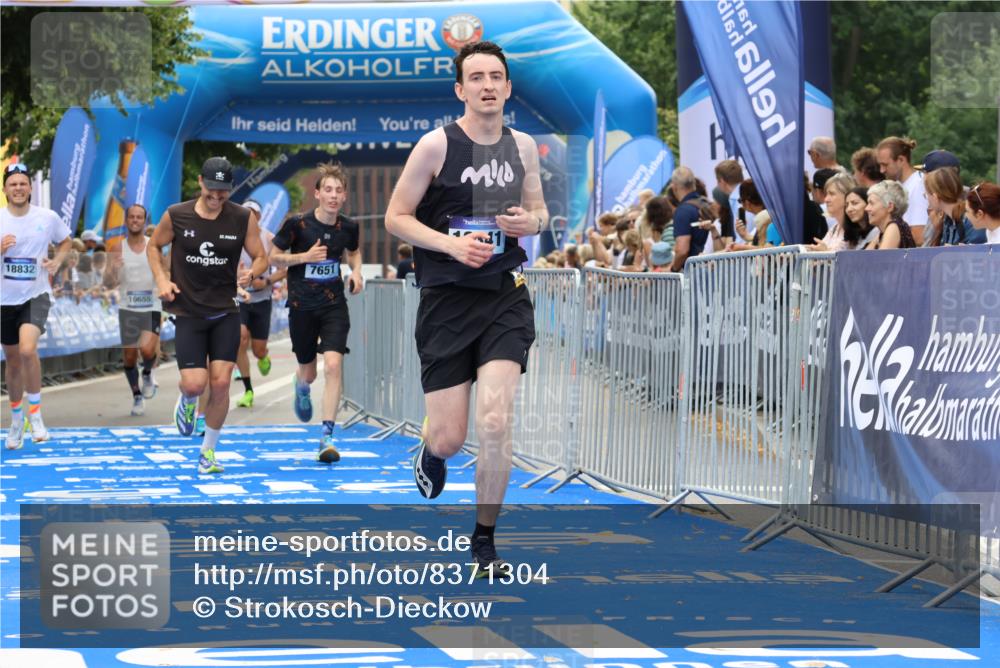 29.06.2025 - hella hamburg halbmarathon Strokosch-Dieckow http://msf.ph/oto/8371304 29.06.2025 10:27:32 Ziel 2203, 4678, 7651, 8731, 9804, 10655, 12341, 13941, 17354, 18567, 18832, 19114 meine-sportfotos.de