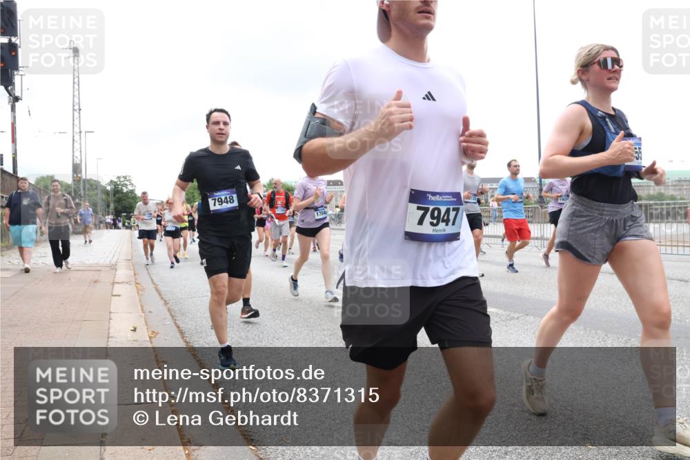 29.06.2025 - hella hamburg halbmarathon Lena Gebhardt http://msf.ph/oto/8371315 29.06.2025 10:48:55 Lombardsbrücke 7948, 11365, 1704, 7947, 1142, 1167, 1584, 2160, 2395, 2437, 2438, 2713, 2716, 2792, 3086, 3215, 3224, 3253, 3661, 4403, 5010, 5118, 5479, 5480, 5551, 6015, 6437, 6566, 6979, 7062, 7203, 7947, 7948, 8461, 8719, 8760, 9341, 9359, 9552, 9787, 10059, 10081, 10204, 10366, 10524, 10654, 10656, 10782, 10785, 11000, 11031, 11192, 11364, 11365, 13814, 13845, 15715, 16498, 16499, 16701 meine-sportfotos.de