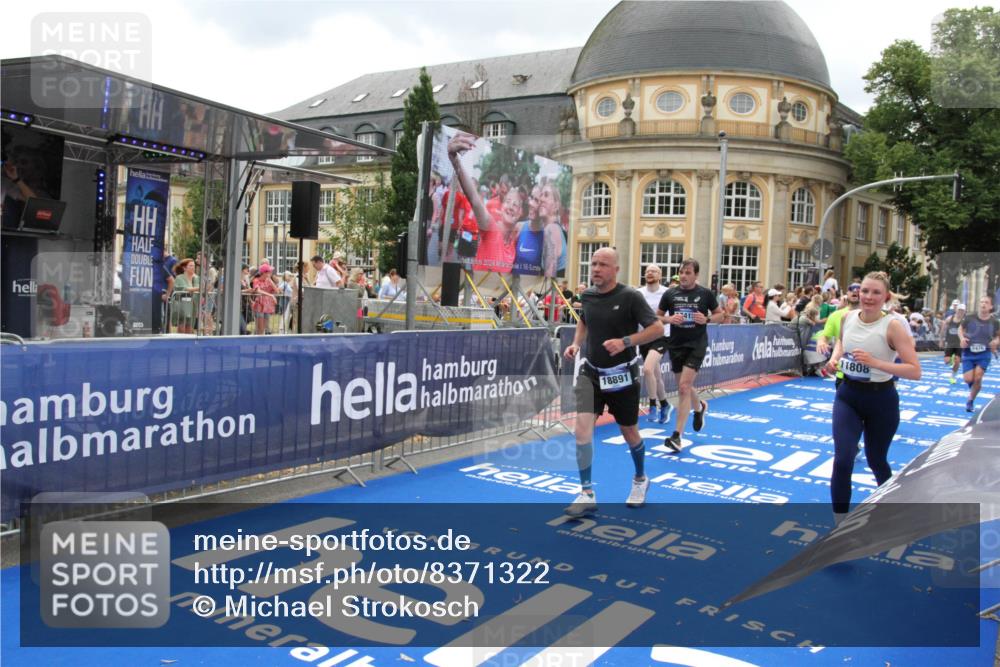 29.06.2025 - hella hamburg halbmarathon Michael Strokosch http://msf.ph/oto/8371322 29.06.2025 10:58:30 Ziel 4550, 4767, 5347, 6138, 7476, 11808, 14355, 16531, 17415, 18266, 18891, 19166 meine-sportfotos.de