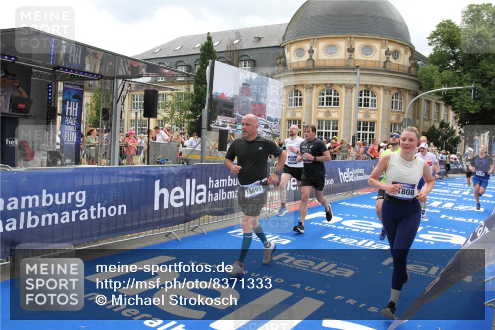 29.06.2025 - hella hamburg halbmarathon Michael Strokosch http://msf.ph/oto/8371333 29.06.2025 10:58:30 Ziel 4550, 4767, 5347, 6138, 7476, 11808, 14355, 16531, 17415, 18266, 18891, 19166 meine-sportfotos.de