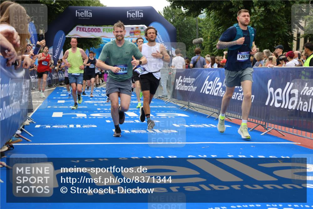 29.06.2025 - hella hamburg halbmarathon Strokosch-Dieckow http://msf.ph/oto/8371344 29.06.2025 10:49:23 Ziel 1342, 1476, 2878, 4183, 4185, 6158, 8437, 8689, 8813, 10053, 10189, 11339, 11779, 11819, 12094, 12670, 13269, 14526, 14838, 15422, 15784, 15894, 15966, 16891, 18476, 18887, 18960 meine-sportfotos.de