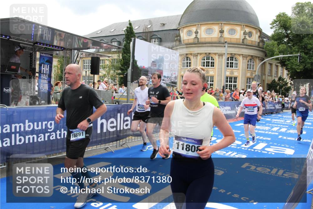 29.06.2025 - hella hamburg halbmarathon Michael Strokosch http://msf.ph/oto/8371380 29.06.2025 10:58:31 Ziel 4550, 4767, 5341, 5347, 7476, 11808, 14355, 16531, 17415, 18266, 18891, 19166 meine-sportfotos.de