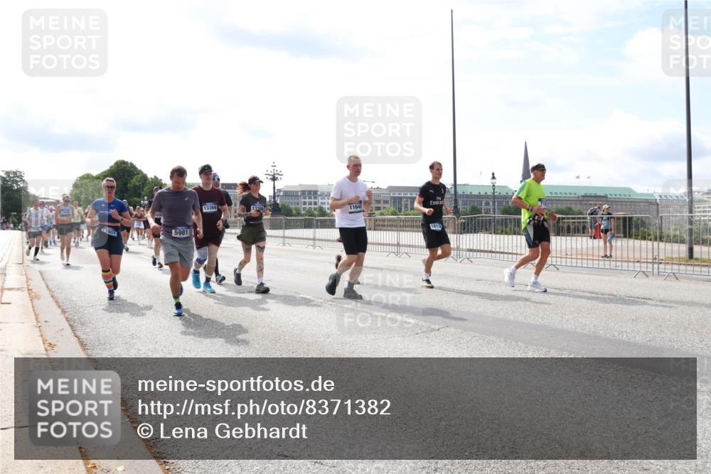 29.06.2025 - hella hamburg halbmarathon Lena Gebhardt http://msf.ph/oto/8371382 29.06.2025 10:14:54 Lombardsbrücke 2901, 5981, 13366, 13386, 11643, 18176, 1071, 1296, 1379, 1406, 1575, 1728, 1745, 2046, 2140, 2281, 2494, 2601, 2690, 2990, 3020, 3025, 3154, 3454, 3507, 3509, 3513, 3691, 3756, 3834, 3844, 4495, 4641, 5191, 5608, 5670, 5800, 5981, 6181, 6248, 6317, 6366, 6935, 7195, 7439, 7802, 7881, 8055, 8147, 8237, 8239, 8275, 8522, 8563, 8609, 8755, 8854, 9113, 9173, 9556, 9663, 9709, 9911, 9975, 10224, 10391, 10589, 10610, 10717, 10963, 11271, 11598, 12467 meine-sportfotos.de