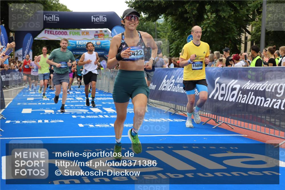 29.06.2025 - hella hamburg halbmarathon Strokosch-Dieckow http://msf.ph/oto/8371386 29.06.2025 10:49:22 Ziel 1342, 1476, 2878, 4183, 4185, 6158, 8437, 8813, 9348, 10053, 10189, 11339, 11779, 11819, 12670, 13269, 13450, 14526, 14838, 15422, 15784, 15894, 15966, 16891, 18476, 18887, 18960 meine-sportfotos.de