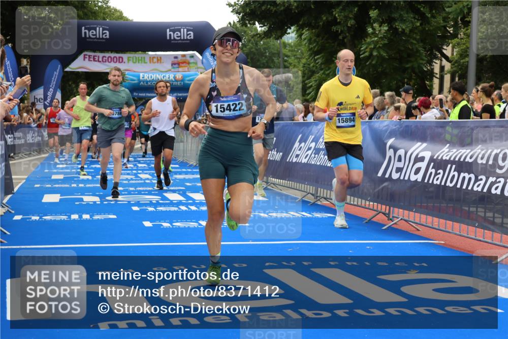 29.06.2025 - hella hamburg halbmarathon Strokosch-Dieckow http://msf.ph/oto/8371412 29.06.2025 10:49:22 Ziel 1342, 1476, 2878, 4183, 4185, 6158, 8437, 8813, 9348, 10053, 10189, 11339, 11779, 11819, 12670, 13269, 13450, 14526, 14838, 15422, 15784, 15894, 15966, 16891, 18476, 18887, 18960 meine-sportfotos.de