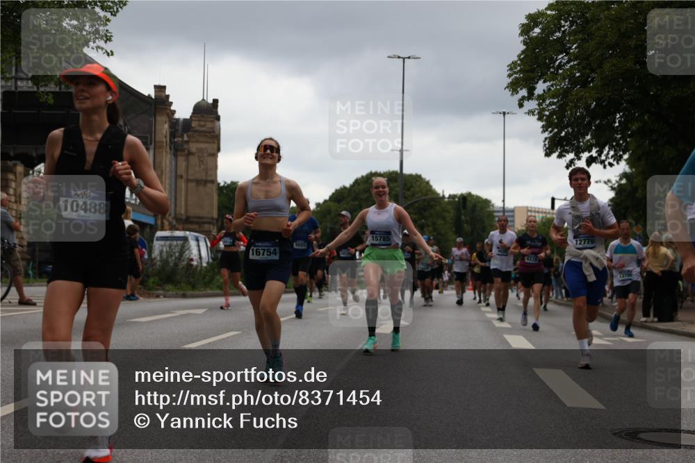 29.06.2025 - hella hamburg halbmarathon Yannick Fuchs http://msf.ph/oto/8371454 29.06.2025 10:53:42 20KM 2780, 3114, 3169, 4238, 4379, 4796, 4986, 6327, 6470, 7824, 8030, 8326, 8481, 8807, 9741, 9985, 10488, 10587, 11018, 11114, 11158, 11159, 11250, 11757, 12406, 12736, 12779, 13036, 13706, 14471, 14928, 15083, 15525, 15785, 15914, 16227, 16530, 16754, 16915, 17176, 17304, 17860, 18377, 18485, 18855, 19178 meine-sportfotos.de