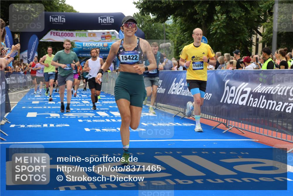 29.06.2025 - hella hamburg halbmarathon Strokosch-Dieckow http://msf.ph/oto/8371465 29.06.2025 10:49:22 Ziel 1342, 1476, 2878, 4183, 4185, 6158, 8437, 8813, 9348, 10053, 10189, 11339, 11779, 11819, 12670, 13269, 13450, 14526, 14838, 15422, 15784, 15894, 15966, 16891, 18476, 18887, 18960 meine-sportfotos.de