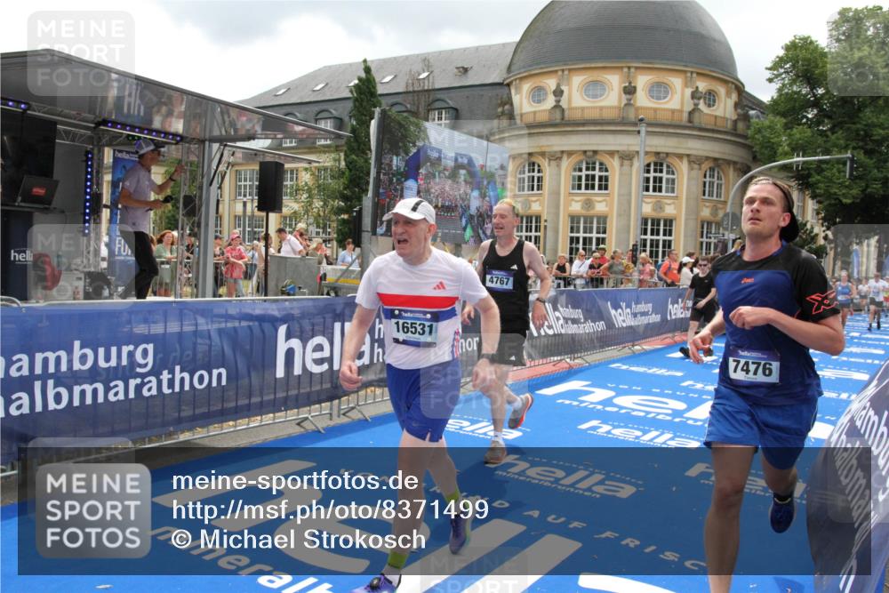 29.06.2025 - hella hamburg halbmarathon Michael Strokosch http://msf.ph/oto/8371499 29.06.2025 10:58:32 Ziel 4767, 5341, 5347, 7476, 9316, 11808, 12712, 12879, 14355, 16531, 17415, 18556, 18891, 19166 meine-sportfotos.de