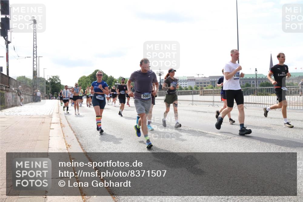 29.06.2025 - hella hamburg halbmarathon Lena Gebhardt http://msf.ph/oto/8371507 29.06.2025 10:14:54 Lombardsbrücke 12901, 5981, 1338, 1164, 1071, 1296, 1379, 1406, 1575, 1728, 1745, 2046, 2140, 2281, 2494, 2601, 2690, 2990, 3020, 3025, 3154, 3454, 3507, 3509, 3513, 3691, 3756, 3834, 3844, 4495, 4641, 5191, 5608, 5670, 5800, 5981, 6181, 6248, 6317, 6366, 6935, 7195, 7439, 7802, 7881, 8055, 8147, 8237, 8239, 8275, 8522, 8563, 8609, 8755, 8854, 9113, 9173, 9556, 9663, 9709, 9911, 9975, 10224, 10391, 10589, 10610, 10717, 10963, 11271, 11598, 12467 meine-sportfotos.de