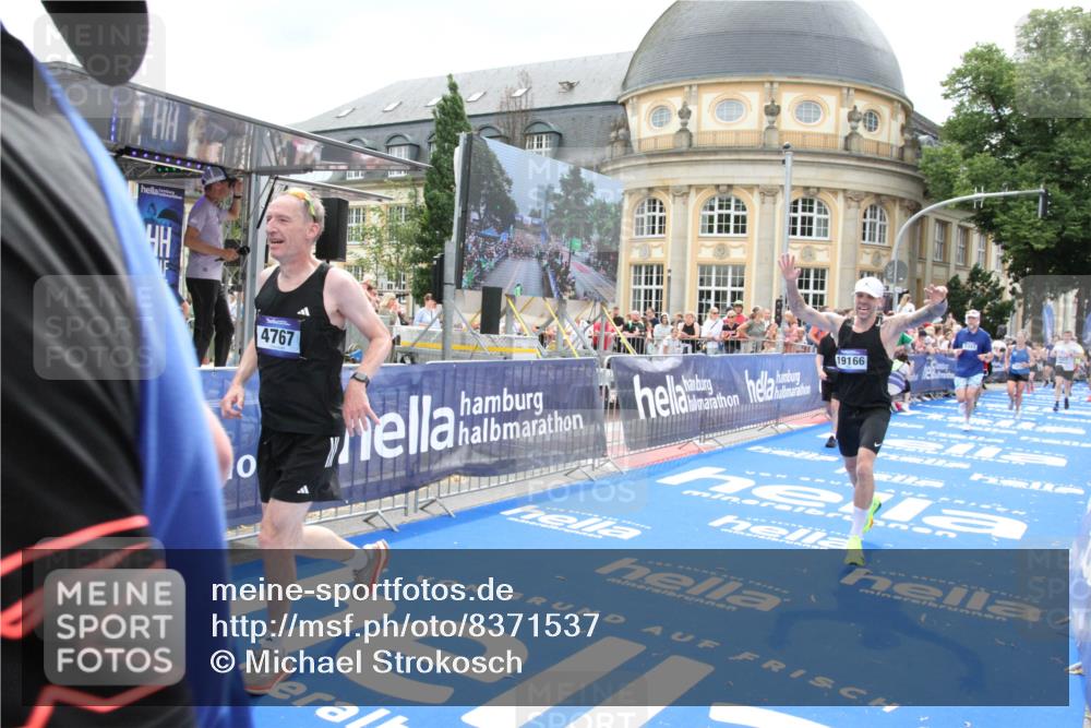 29.06.2025 - hella hamburg halbmarathon Michael Strokosch http://msf.ph/oto/8371537 29.06.2025 10:58:33 Ziel 3251, 4767, 5341, 5347, 7082, 7476, 9316, 11808, 12712, 12879, 14355, 16531, 17415, 18556, 18891, 19166 meine-sportfotos.de
