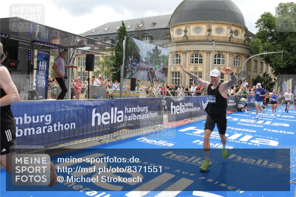 29.06.2025 - hella hamburg halbmarathon Michael Strokosch http://msf.ph/oto/8371551 29.06.2025 10:58:33 Ziel 3251, 4767, 5341, 5347, 7082, 7476, 9316, 11808, 12712, 12879, 14355, 16531, 17415, 18556, 18891, 19166 meine-sportfotos.de