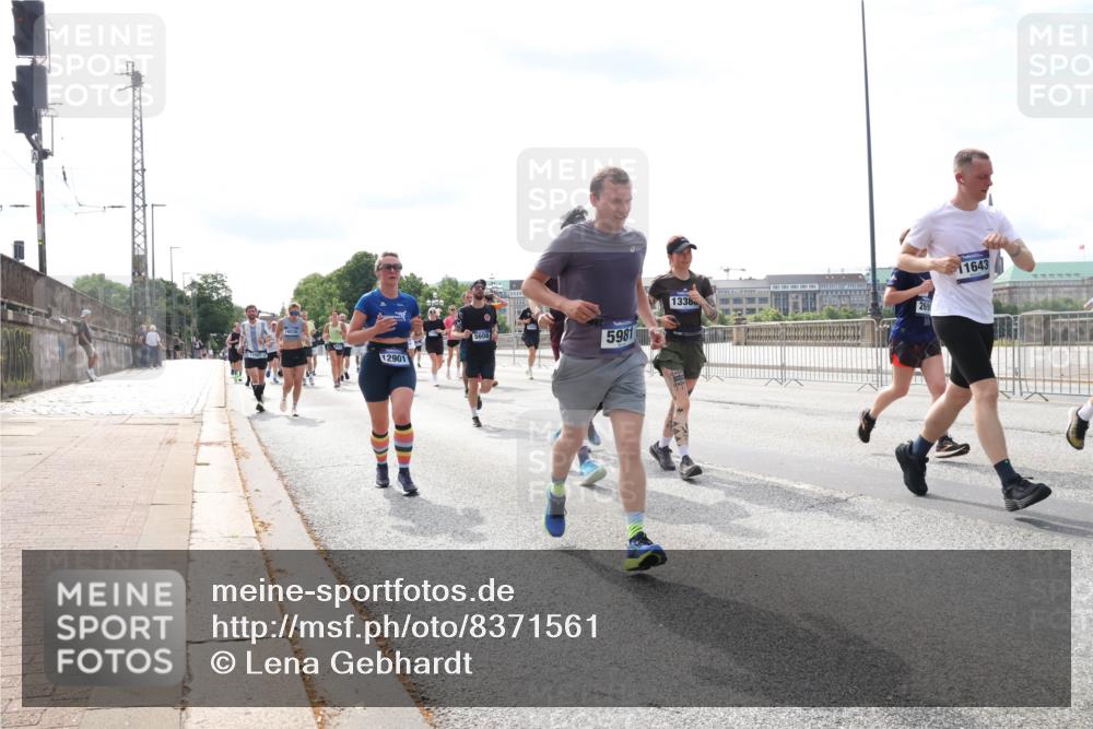 29.06.2025 - hella hamburg halbmarathon Lena Gebhardt http://msf.ph/oto/8371561 29.06.2025 10:14:55 Lombardsbrücke 16036, 12901, 5608, 5981, 1338, 11643, 1071, 1296, 1379, 1406, 1575, 1728, 1745, 2046, 2140, 2281, 2494, 2601, 2690, 2990, 3020, 3025, 3154, 3454, 3507, 3509, 3513, 3691, 3756, 3834, 3844, 4495, 4641, 5191, 5608, 5670, 5800, 5981, 6181, 6248, 6317, 6935, 7195, 7439, 7802, 7881, 8055, 8147, 8237, 8239, 8275, 8522, 8563, 8609, 8755, 8854, 9113, 9173, 9556, 9663, 9709, 9911, 9975, 10224, 10391, 10589, 10610, 10717, 10963, 11271, 11598 meine-sportfotos.de