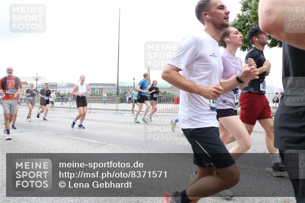 29.06.2025 - hella hamburg halbmarathon Lena Gebhardt http://msf.ph/oto/8371571 29.06.2025 10:48:57 Lombardsbrücke 11365, 10656, 17, 1142, 1167, 1584, 2160, 2395, 2437, 2438, 2713, 2716, 2792, 3086, 3215, 3224, 3253, 4403, 5010, 5118, 5479, 5480, 5551, 6015, 6437, 6566, 6979, 7062, 7203, 7931, 7947, 7948, 8719, 8760, 9341, 9359, 9552, 9787, 10038, 10059, 10081, 10204, 10366, 10524, 10654, 10656, 10782, 10785, 11000, 11031, 11192, 11364, 11365, 13814, 13845, 15715, 16498, 16499, 16701 meine-sportfotos.de