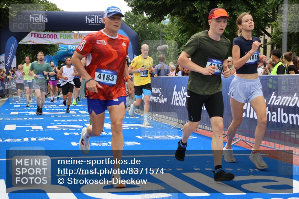 29.06.2025 - hella hamburg halbmarathon Strokosch-Dieckow http://msf.ph/oto/8371574 29.06.2025 10:49:21 Ziel 1342, 1476, 2878, 4183, 4185, 6158, 8112, 8813, 9348, 10053, 10189, 11339, 11779, 11819, 12670, 13269, 13450, 14526, 14838, 15422, 15784, 15894, 15966, 16369, 16891, 18476, 18887, 18960 meine-sportfotos.de