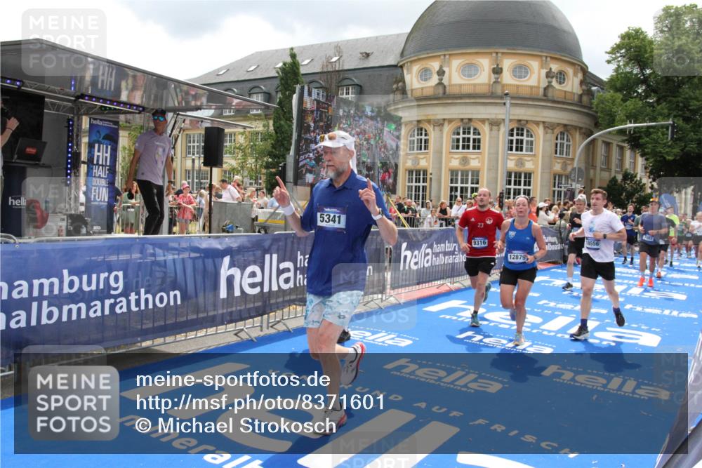 29.06.2025 - hella hamburg halbmarathon Michael Strokosch http://msf.ph/oto/8371601 29.06.2025 10:58:37 Ziel 2619, 2978, 3251, 4467, 5341, 6595, 7082, 7659, 9316, 12712, 12809, 12879, 13694, 18501, 18556 meine-sportfotos.de