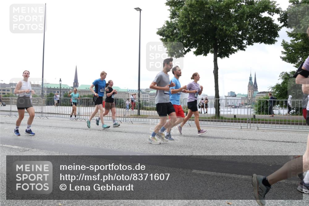 29.06.2025 - hella hamburg halbmarathon Lena Gebhardt http://msf.ph/oto/8371607 29.06.2025 10:48:58 Lombardsbrücke 7203, 15593, 1142, 1167, 1584, 2160, 2395, 2437, 2438, 2541, 2713, 2716, 2792, 2927, 3070, 3086, 3215, 3253, 4403, 5010, 5118, 5479, 5480, 5551, 6015, 6437, 6566, 6979, 7062, 7203, 7931, 7936, 7947, 7948, 8719, 8760, 9245, 9341, 9359, 9552, 9787, 10033, 10038, 10059, 10081, 10204, 10366, 10524, 10654, 10656, 10782, 10785, 11000, 11031, 11192, 11364, 11365, 13814, 13845, 15715, 16498, 16499, 16701 meine-sportfotos.de