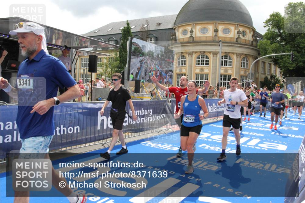 29.06.2025 - hella hamburg halbmarathon Michael Strokosch http://msf.ph/oto/8371639 29.06.2025 10:58:38 Ziel 2619, 2978, 3251, 4467, 5341, 6595, 7082, 7659, 8322, 9316, 12712, 12809, 12862, 12879, 13694, 18501, 18556 meine-sportfotos.de