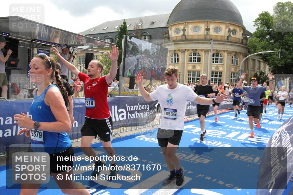 29.06.2025 - hella hamburg halbmarathon Michael Strokosch http://msf.ph/oto/8371670 29.06.2025 10:58:39 Ziel 2619, 2978, 3251, 4467, 5341, 6592, 6595, 7082, 7659, 8322, 9316, 12712, 12809, 12862, 12879, 13694, 18501, 18556 meine-sportfotos.de