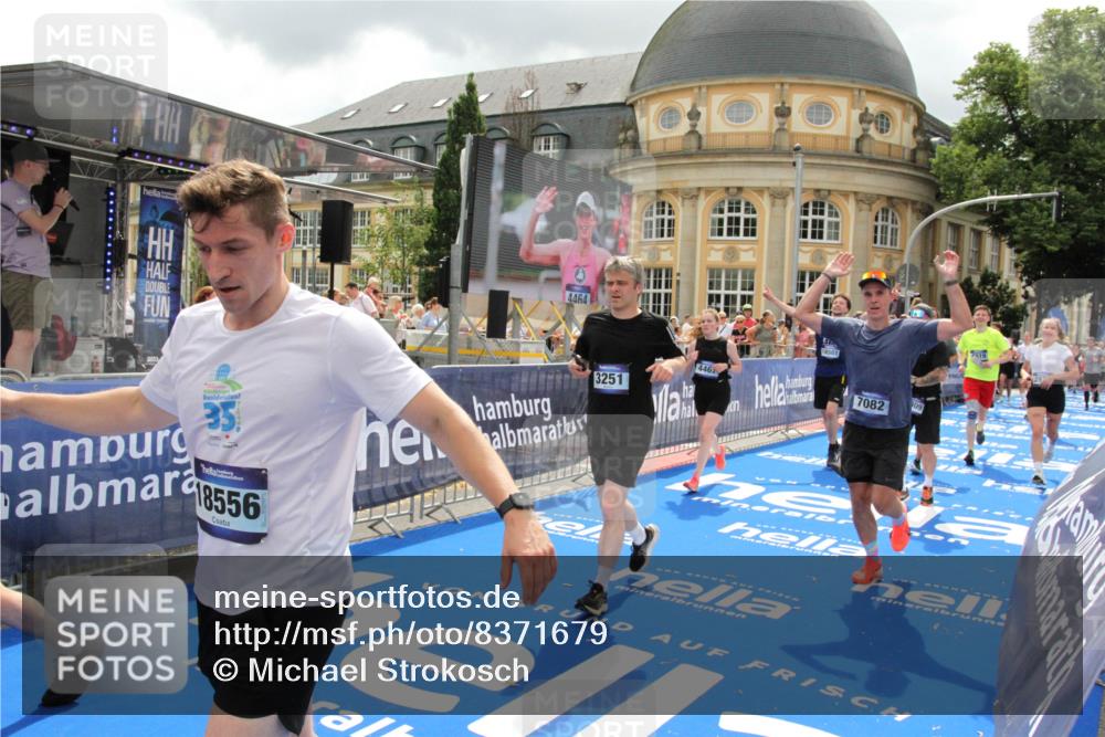 29.06.2025 - hella hamburg halbmarathon Michael Strokosch http://msf.ph/oto/8371679 29.06.2025 10:58:39 Ziel 2619, 2978, 3251, 4467, 5341, 6592, 6595, 7082, 7659, 8322, 9316, 12712, 12809, 12862, 12879, 13694, 18501, 18556 meine-sportfotos.de