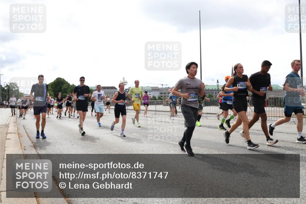 29.06.2025 - hella hamburg halbmarathon Lena Gebhardt http://msf.ph/oto/8371747 29.06.2025 10:39:45 Lombardsbrücke 17379, 13178, 7125, 2680, 17634, 10627, 0628, 1058, 1076, 1586, 1856, 1883, 1899, 2092, 2313, 2578, 2843, 2976, 3046, 3275, 3353, 3727, 3882, 3883, 3884, 4298, 4603, 4609, 4752, 4855, 4882, 5045, 5229, 5654, 5701, 5877, 5901, 6321, 6342, 6343, 6427, 6428, 6698, 6719, 6726, 6739, 6748, 7045, 7053, 7125, 7199, 7429, 7455, 7456, 7501, 7524, 7684, 8107, 8203, 8612, 8995, 9393, 9569, 9698, 9747, 9777, 10441, 10512 meine-sportfotos.de