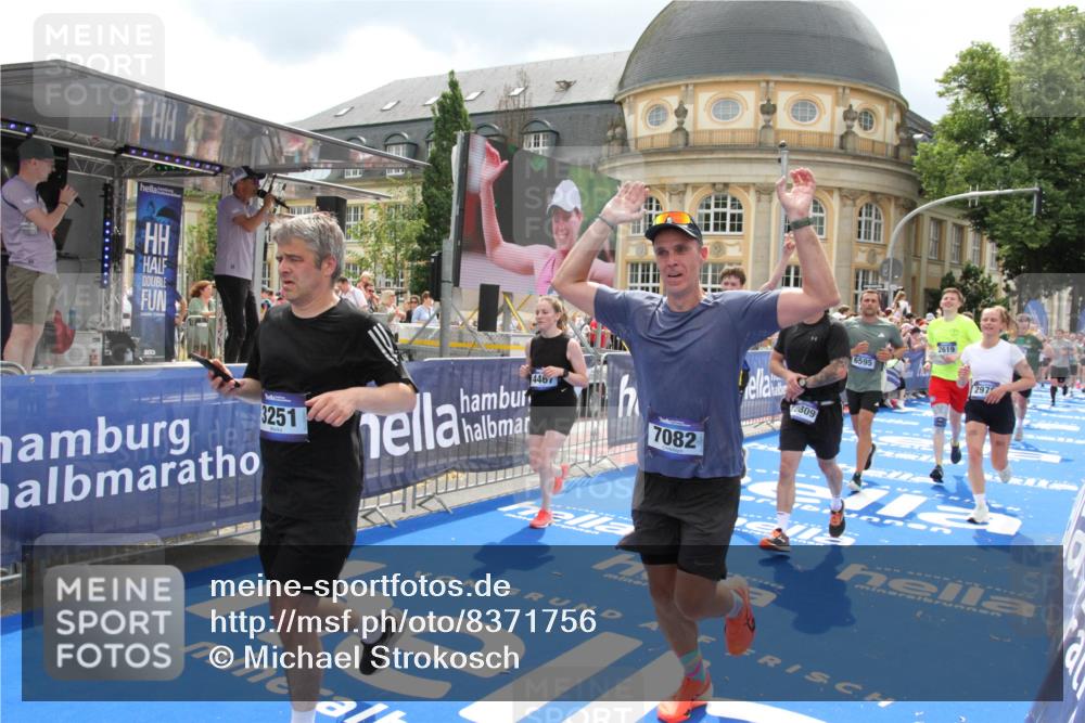 29.06.2025 - hella hamburg halbmarathon Michael Strokosch http://msf.ph/oto/8371756 29.06.2025 10:58:40 Ziel 2619, 2978, 3251, 4467, 5341, 6592, 6595, 7082, 7659, 8322, 9316, 12712, 12809, 12862, 12879, 13694, 15197, 18501, 18556, 18587 meine-sportfotos.de
