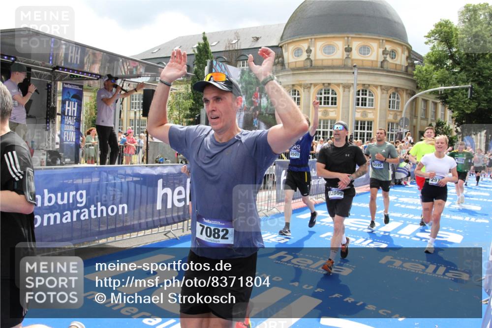 29.06.2025 - hella hamburg halbmarathon Michael Strokosch http://msf.ph/oto/8371804 29.06.2025 10:58:41 Ziel 1319, 2619, 2978, 3251, 4467, 6592, 6595, 7082, 7659, 8322, 9316, 12712, 12809, 12862, 12879, 13694, 15197, 16189, 18501, 18556, 18587 meine-sportfotos.de