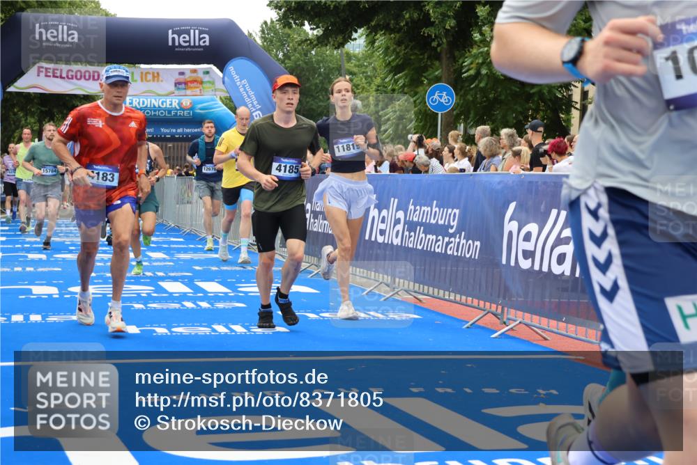 29.06.2025 - hella hamburg halbmarathon Strokosch-Dieckow http://msf.ph/oto/8371805 29.06.2025 10:49:20 Ziel 1342, 1476, 2878, 4183, 4185, 6158, 8112, 9348, 10053, 10189, 11339, 11779, 11819, 12670, 13269, 13450, 14526, 14838, 15422, 15784, 15894, 15966, 16369, 16891, 18476, 18887, 18960 meine-sportfotos.de