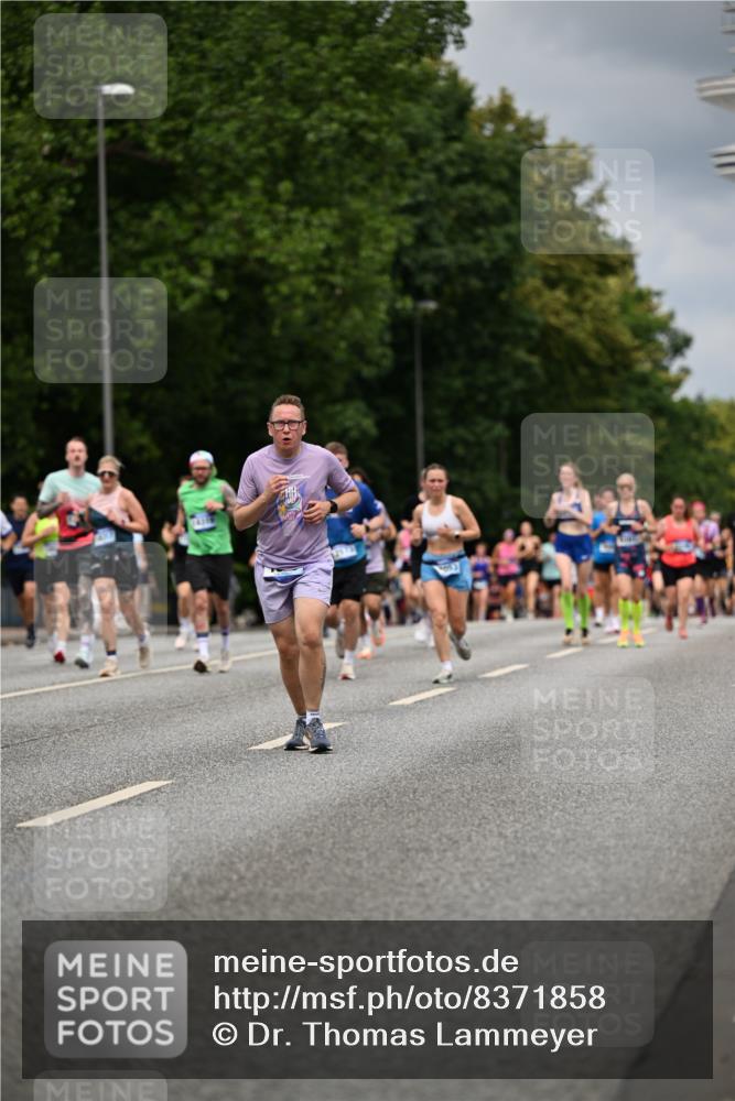 29.06.2025 - hella hamburg halbmarathon Dr. Thomas Lammeyer http://msf.ph/oto/8371858 29.06.2025 10:42:08 Kennedybrücke 1337, 1475, 1578, 1985, 2124, 2853, 3010, 3246, 3286, 3880, 4762, 5139, 5522, 5523, 5875, 6697, 6955, 7124, 7321, 7629, 8696, 8811, 8985, 9391, 9524, 9894, 10025, 10146, 10506, 10836, 11087, 11164 meine-sportfotos.de