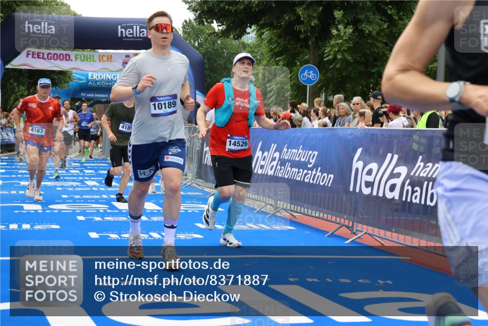 29.06.2025 - hella hamburg halbmarathon Strokosch-Dieckow http://msf.ph/oto/8371887 29.06.2025 10:49:19 Ziel 1342, 1476, 2013, 4183, 4185, 6158, 8112, 9348, 10053, 10189, 11779, 11819, 12670, 13269, 13450, 14526, 14838, 15422, 15784, 15894, 15966, 16369, 16891, 18887 meine-sportfotos.de