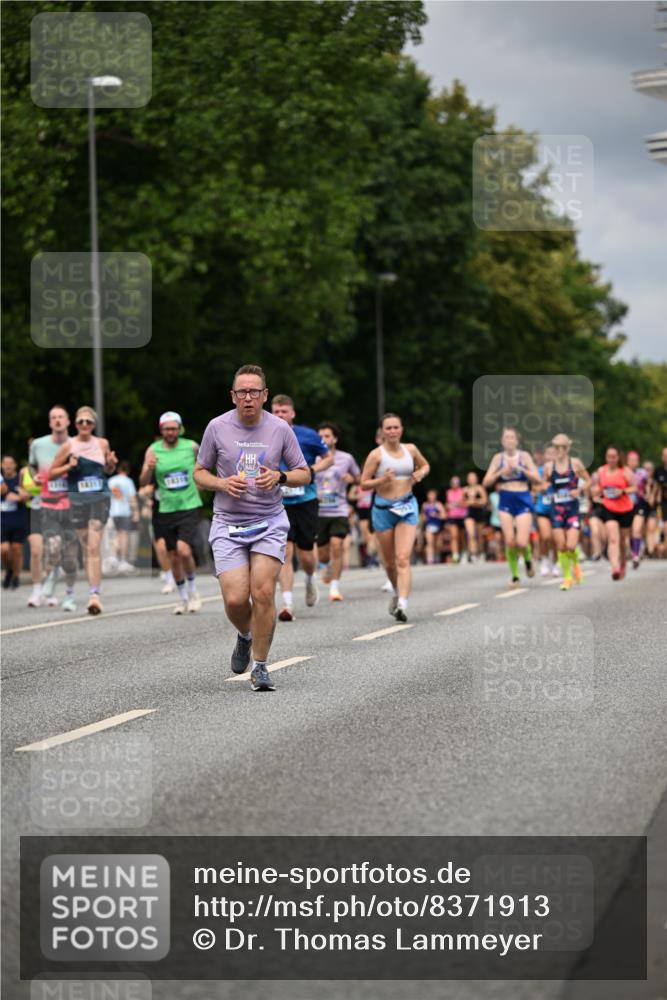 29.06.2025 - hella hamburg halbmarathon Dr. Thomas Lammeyer http://msf.ph/oto/8371913 29.06.2025 10:42:08 Kennedybrücke 1337, 1475, 1578, 1985, 2124, 2853, 3010, 3246, 3286, 3880, 4762, 5139, 5522, 5523, 5875, 6697, 6955, 7124, 7321, 7629, 8696, 8811, 8985, 9391, 9524, 9894, 10025, 10146, 10506, 10836, 11087, 11164 meine-sportfotos.de