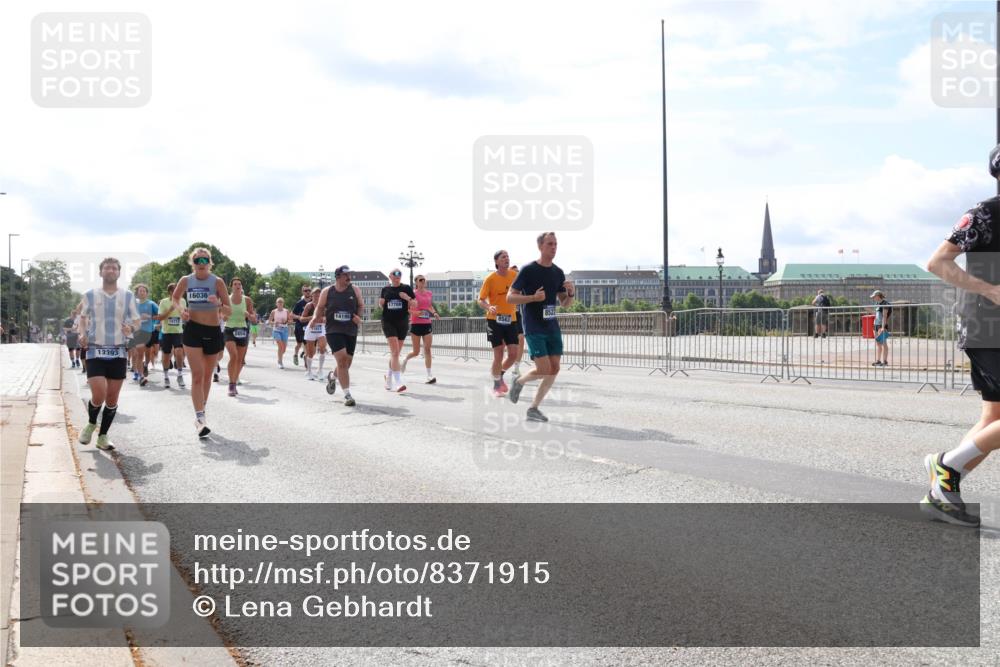 29.06.2025 - hella hamburg halbmarathon Lena Gebhardt http://msf.ph/oto/8371915 29.06.2025 10:14:57 Lombardsbrücke 13393, 16036, 8854, 14195, 17708, 1071, 1296, 1379, 1406, 1524, 1575, 1728, 1745, 2046, 2140, 2281, 2494, 2601, 2690, 2990, 3020, 3025, 3154, 3454, 3507, 3509, 3513, 3650, 3691, 3834, 3844, 4495, 4641, 5191, 5608, 5670, 5800, 5981, 6181, 6248, 6317, 6935, 7195, 7439, 7802, 7881, 8055, 8147, 8237, 8239, 8275, 8522, 8563, 8609, 8755, 8854, 9113, 9173, 9556, 9663, 9709, 9911, 9975, 10391, 10589, 10610, 10717, 10963, 11271, 11598 meine-sportfotos.de