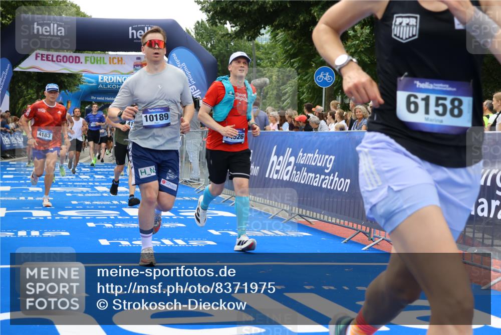 29.06.2025 - hella hamburg halbmarathon Strokosch-Dieckow http://msf.ph/oto/8371975 29.06.2025 10:49:19 Ziel 1342, 1476, 2013, 4183, 4185, 6158, 8112, 9348, 10053, 10189, 11779, 11819, 12670, 13269, 13450, 14526, 14838, 15422, 15784, 15894, 15966, 16369, 16891, 18887 meine-sportfotos.de