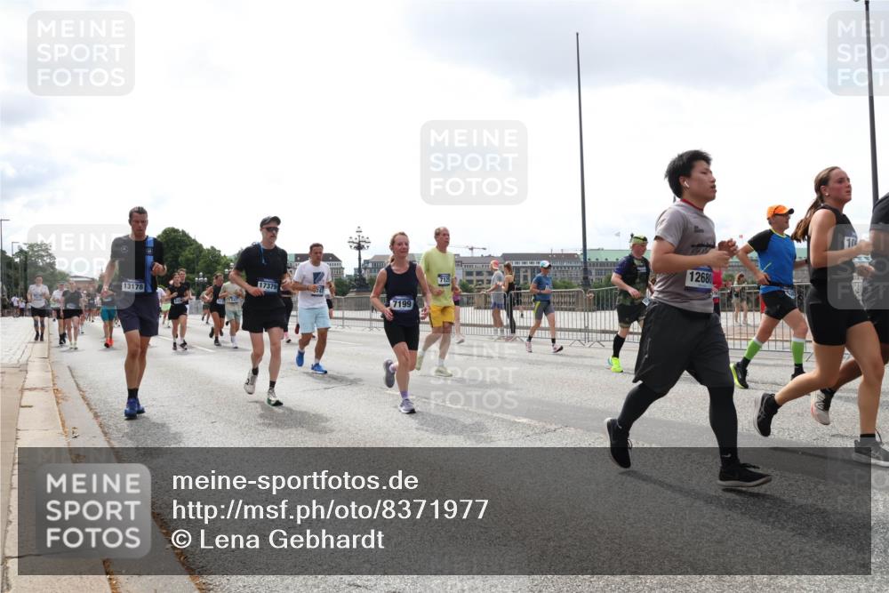 29.06.2025 - hella hamburg halbmarathon Lena Gebhardt http://msf.ph/oto/8371977 29.06.2025 10:39:45 Lombardsbrücke 17379, 13178, 7199, 7125, 12680, 10, 1058, 1076, 1586, 1856, 1883, 1899, 2092, 2313, 2578, 2843, 2976, 3046, 3275, 3353, 3727, 3882, 3883, 3884, 4298, 4603, 4609, 4752, 4855, 4882, 5045, 5229, 5654, 5701, 5877, 5901, 6321, 6342, 6343, 6427, 6428, 6698, 6719, 6726, 6739, 6748, 7045, 7053, 7125, 7199, 7429, 7455, 7456, 7501, 7524, 7684, 8107, 8203, 8612, 8995, 9393, 9569, 9698, 9747, 9777, 10441, 10512 meine-sportfotos.de