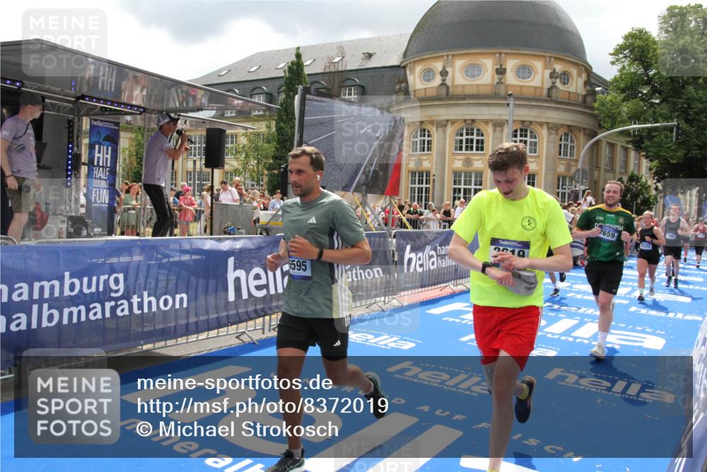 29.06.2025 - hella hamburg halbmarathon Michael Strokosch http://msf.ph/oto/8372019 29.06.2025 10:58:42 Ziel 1319, 2619, 2656, 2978, 3251, 4467, 6592, 6595, 7082, 7659, 8322, 10943, 11605, 11846, 12809, 12862, 13694, 15197, 16189, 18501, 18587 meine-sportfotos.de