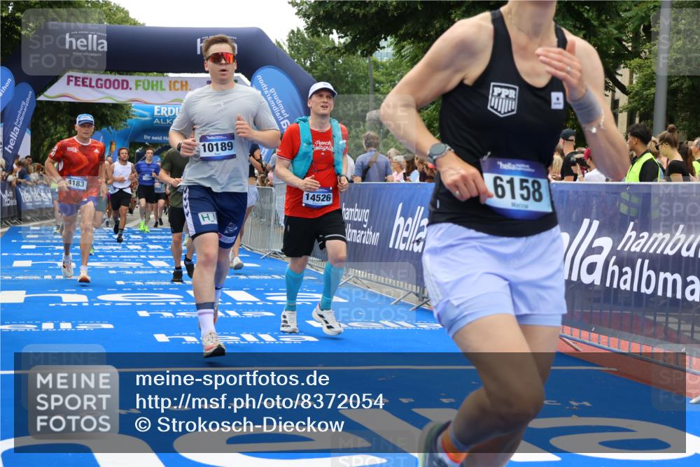 29.06.2025 - hella hamburg halbmarathon Strokosch-Dieckow http://msf.ph/oto/8372054 29.06.2025 10:49:19 Ziel 1342, 1476, 2013, 4183, 4185, 6158, 8112, 9348, 10053, 10189, 11779, 11819, 12670, 13269, 13450, 14526, 14838, 15422, 15784, 15894, 15966, 16369, 16891, 18887 meine-sportfotos.de