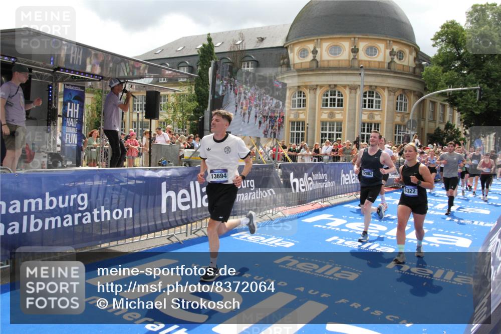 29.06.2025 - hella hamburg halbmarathon Michael Strokosch http://msf.ph/oto/8372064 29.06.2025 10:58:44 Ziel 1319, 2619, 2656, 5675, 6592, 6595, 7659, 8322, 8929, 10943, 11605, 11846, 12862, 13512, 13694, 13880, 14266, 14902, 15197, 16189, 17839, 18501, 18587 meine-sportfotos.de