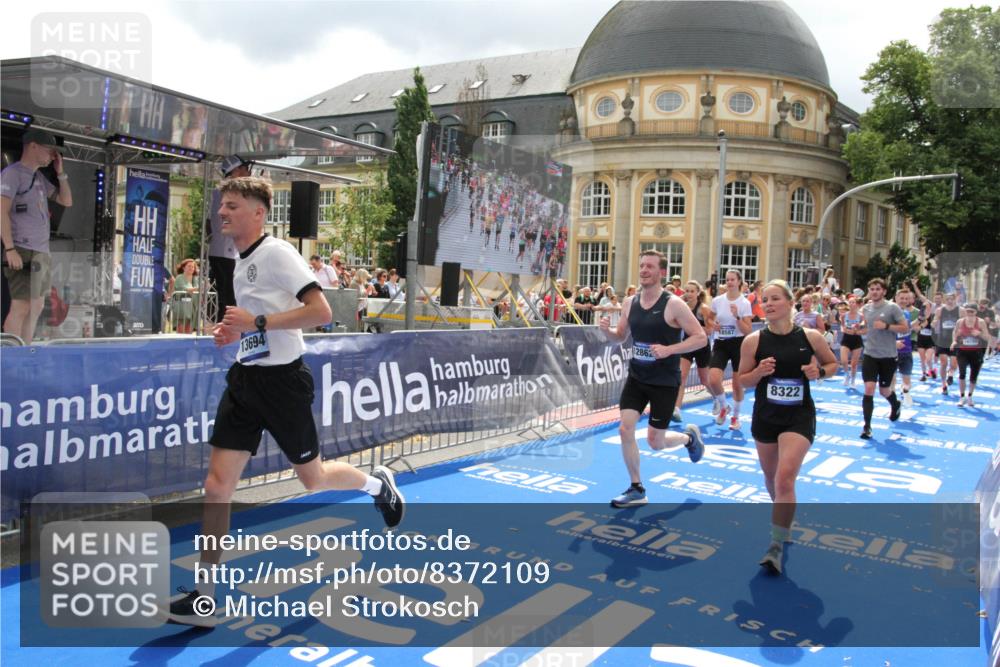 29.06.2025 - hella hamburg halbmarathon Michael Strokosch http://msf.ph/oto/8372109 29.06.2025 10:58:44 Ziel 1319, 2619, 2656, 5675, 6592, 6595, 7659, 8322, 8929, 10943, 11605, 11846, 12862, 13512, 13694, 13880, 14266, 14902, 15197, 16189, 17839, 18501, 18587 meine-sportfotos.de
