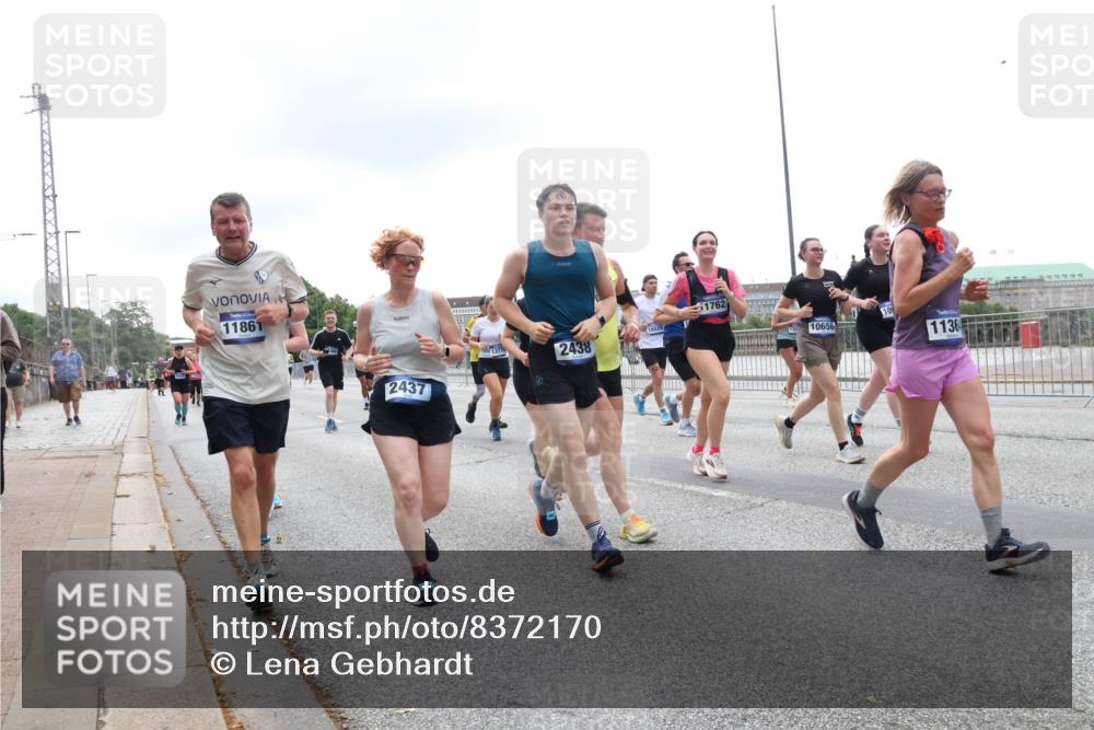 29.06.2025 - hella hamburg halbmarathon Lena Gebhardt http://msf.ph/oto/8372170 29.06.2025 10:48:59 Lombardsbrücke 11861, 1762, 16525, 2438, 2437, 139, 10656, 10, 1136, 1142, 1167, 1584, 2160, 2395, 2437, 2438, 2541, 2713, 2716, 2792, 2927, 3070, 3086, 3215, 3253, 4403, 4525, 4527, 5010, 5118, 5479, 5480, 5551, 6015, 6437, 6566, 6979, 7062, 7203, 7931, 7936, 7947, 7948, 8549, 8719, 8760, 9245, 9341, 9359, 9552, 9787, 10033, 10038, 10059, 10081, 10204, 10366, 10479, 10524, 10654, 10656, 10782, 10785, 11000, 11031, 11192, 11364, 11365, 13814, 13845, 15715, 16498, 16499, 16701 meine-sportfotos.de