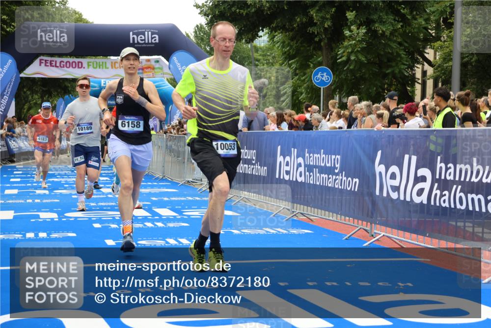 29.06.2025 - hella hamburg halbmarathon Strokosch-Dieckow http://msf.ph/oto/8372180 29.06.2025 10:49:18 Ziel 1342, 2013, 4183, 4185, 6158, 8112, 9348, 10053, 10189, 11779, 11819, 12670, 13450, 14526, 14838, 15422, 15784, 15894, 15966, 16369 meine-sportfotos.de