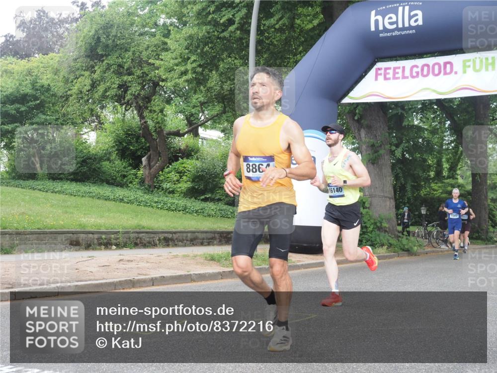 29.06.2025 - hella hamburg halbmarathon KatJ http://msf.ph/oto/8372216 29.06.2025 10:23:49 Zwischen KM18-KM19 1217, 7884, 7972 meine-sportfotos.de