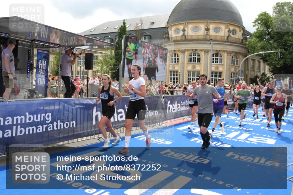 29.06.2025 - hella hamburg halbmarathon Michael Strokosch http://msf.ph/oto/8372252 29.06.2025 10:58:46 Ziel 1319, 2656, 2840, 5675, 6592, 8322, 8929, 10943, 11605, 11846, 12862, 13512, 13694, 13880, 14266, 14902, 15197, 16189, 17839, 18587 meine-sportfotos.de