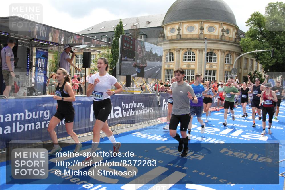 29.06.2025 - hella hamburg halbmarathon Michael Strokosch http://msf.ph/oto/8372263 29.06.2025 10:58:46 Ziel 1319, 2656, 2840, 5675, 6592, 8322, 8929, 10943, 11605, 11846, 12862, 13512, 13694, 13880, 14266, 14902, 15197, 16189, 17839, 18587 meine-sportfotos.de